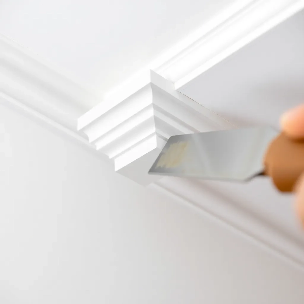 Jak przykleić listwy styropianowe do sufitu