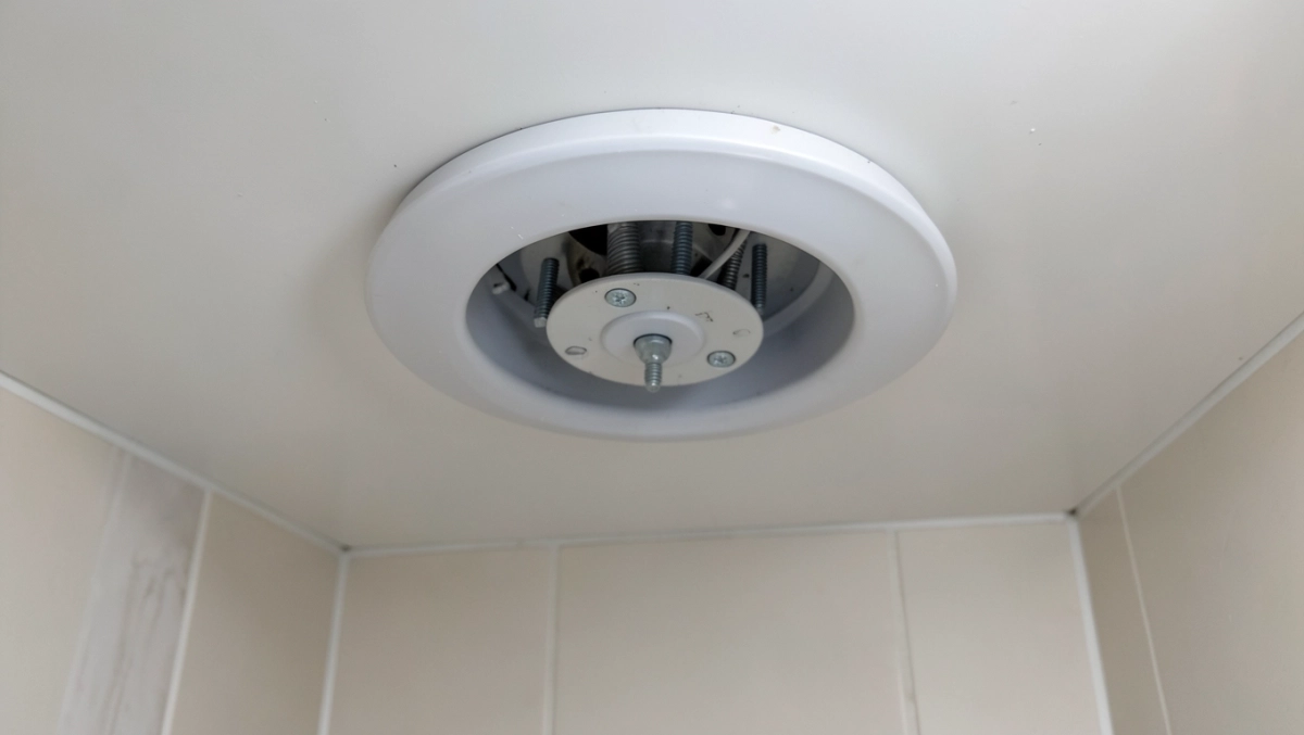 Montaż wentylatora łazienkowego w suficie