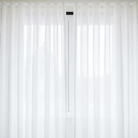 Białe firanki do salonu nowoczesne