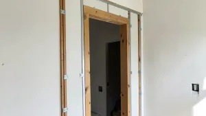 budowa ścianki działowej z drzwiami