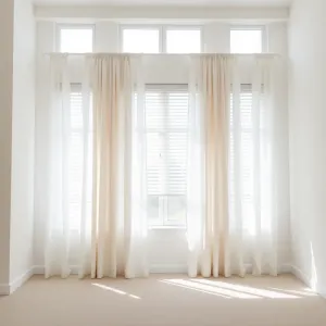 Co na okna w nowoczesnym salonie