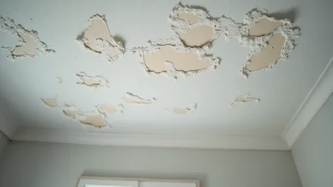 Co zrobić gdy odpada farba z sufitu