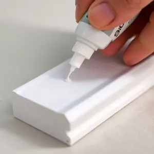 Czym przykleić listwę styropianowa do ściany