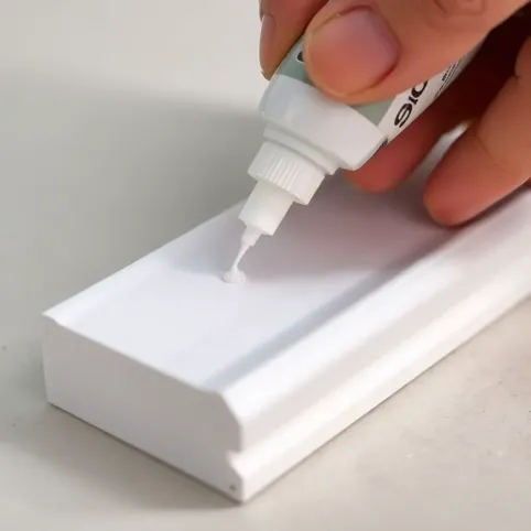 Czym przykleić listwę styropianowa do ściany