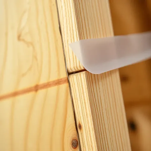 Czym wypełnić szczeliny między płytami OSB