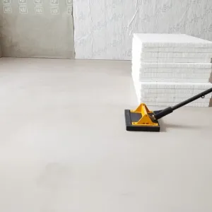 Czym wyrównać podłogę pod styropian