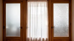 Czym zasłonić szyby w drzwiach pokojowych