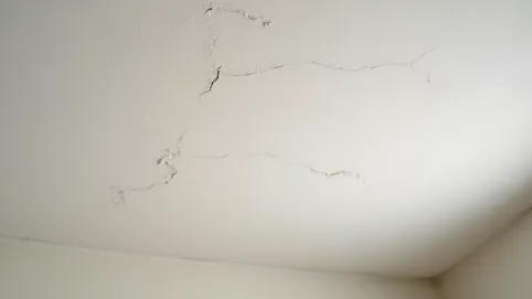 Farba strukturalna na nierówny sufit