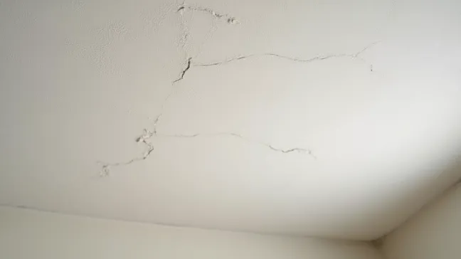 Farba strukturalna na nierówny sufit