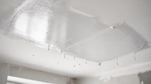 Ile schnie farba na suficie