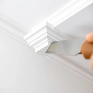 Jak przykleić listwy styropianowe do sufitu