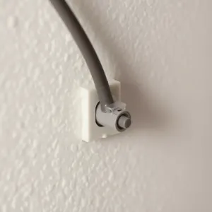 Jak przymocować kabel do styropianu