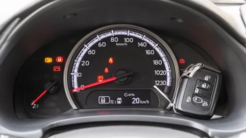 Jak włączyć automatyczne zamykanie drzwi Toyota