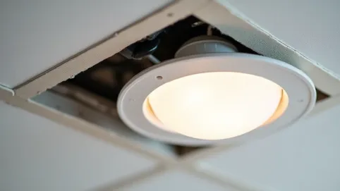 Jak wyjąć oprawę halogenową z sufitu