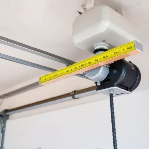 Jak wypoziomować bramę garażową