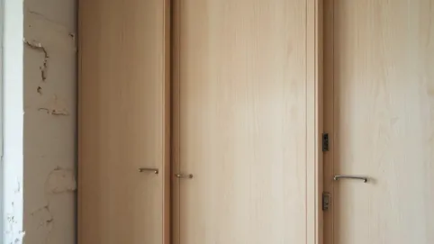 Jak zamontować drzwi do szafy na zawiasach