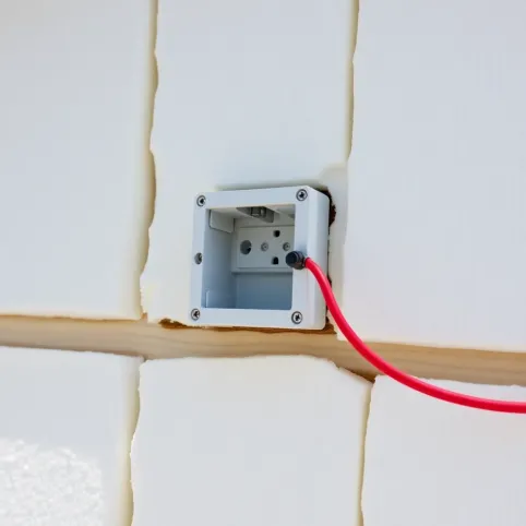 Jak zamontować gniazdko w styropianie