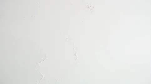 Jak zlikwidować smugi na suficie po malowaniu