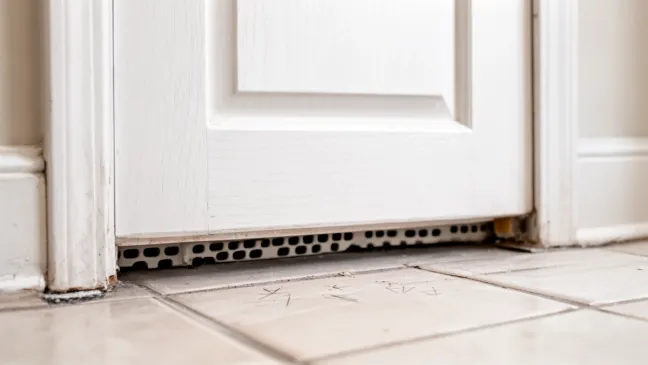 Jak zrobić podcięcie wentylacyjne w drzwiach