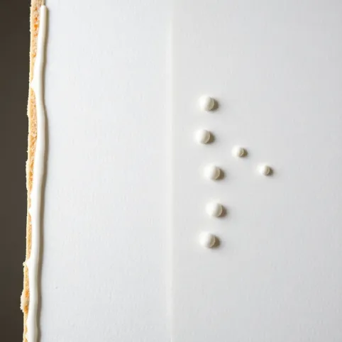 Klejenie styropianu obwodowo czy na placki