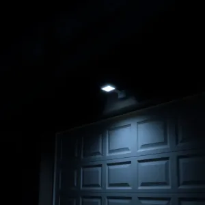 Lampa solarna do garażu bez czujnika ruchu