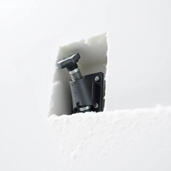 Mocowanie do ściany przez styropian