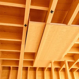 Montaż płyt OSB na stropie drewnianym