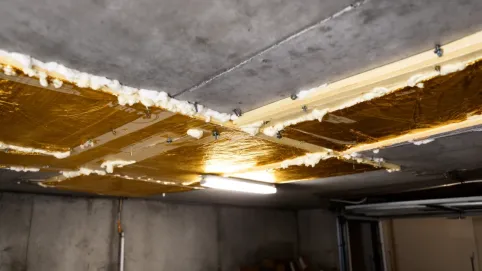 Montaż płyt PIR na suficie betonowym
