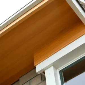 Montaż podbitki drewnianej