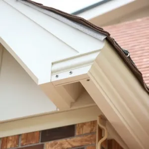 Montaż podbitki na dachu dwuspadowym