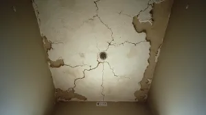 nierówny sufit jak zamaskować krzywy sufit