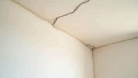 Pęknięcia na łączeniu sufitu i ściany