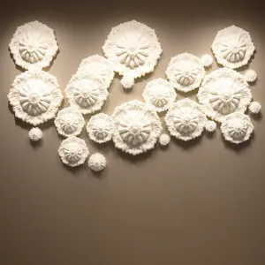 Rozety styropianowe na ścianie