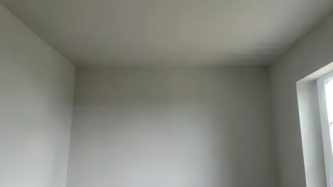 Sufit i ściany w jednym kolorze