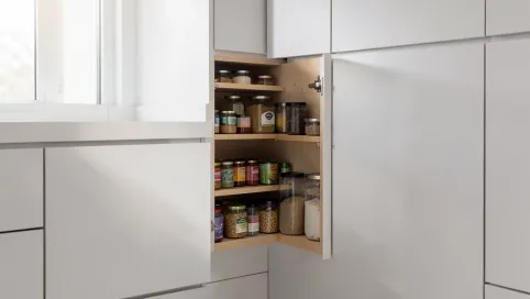 wejście do spiżarni w zabudowie