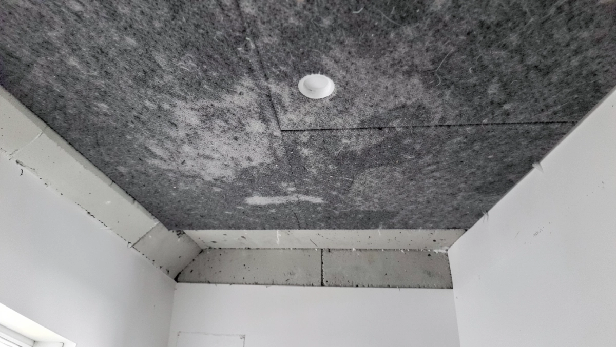 wyciszenie sufitu w bloku